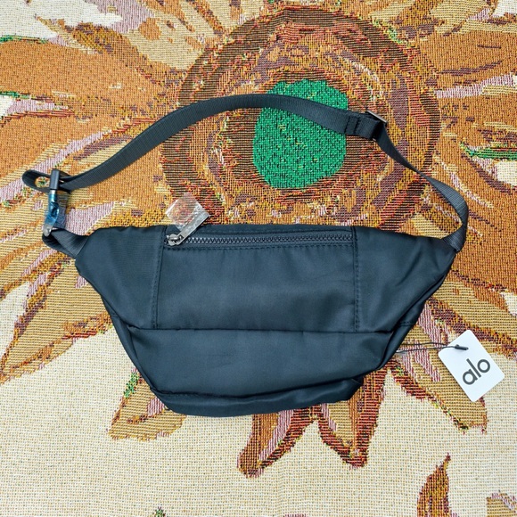 ALO Yoga Explorer Convertible Pack | 3L Nylon Waist Bag - Picture 2 of 5